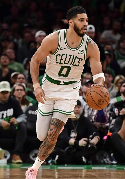 开云-塔图姆重返赛场，比赛局势复杂首场状态出色，日本队观众沸腾！