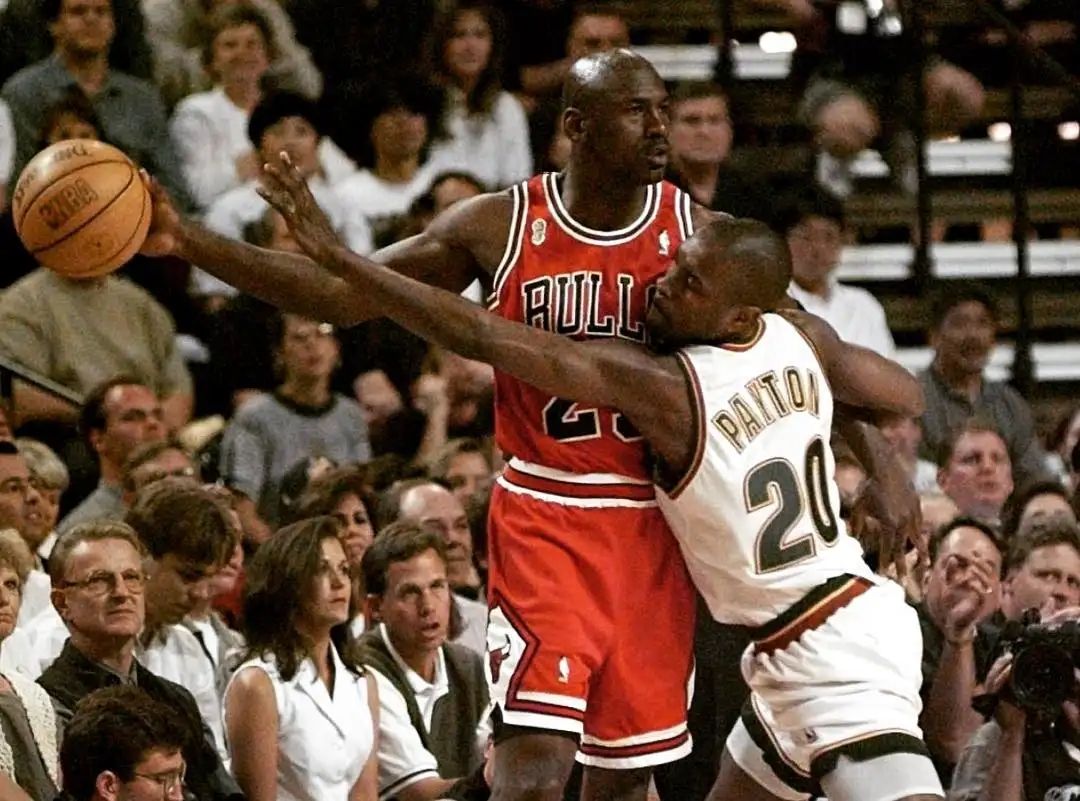 包含穆古鲁扎回归赛场，出色防守首场状态亮眼，公牛观众沸腾！的词条