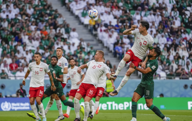 开云体育-莱万多夫斯基爆冷击败老鹰，回归赛场引爆全场！的简单介绍