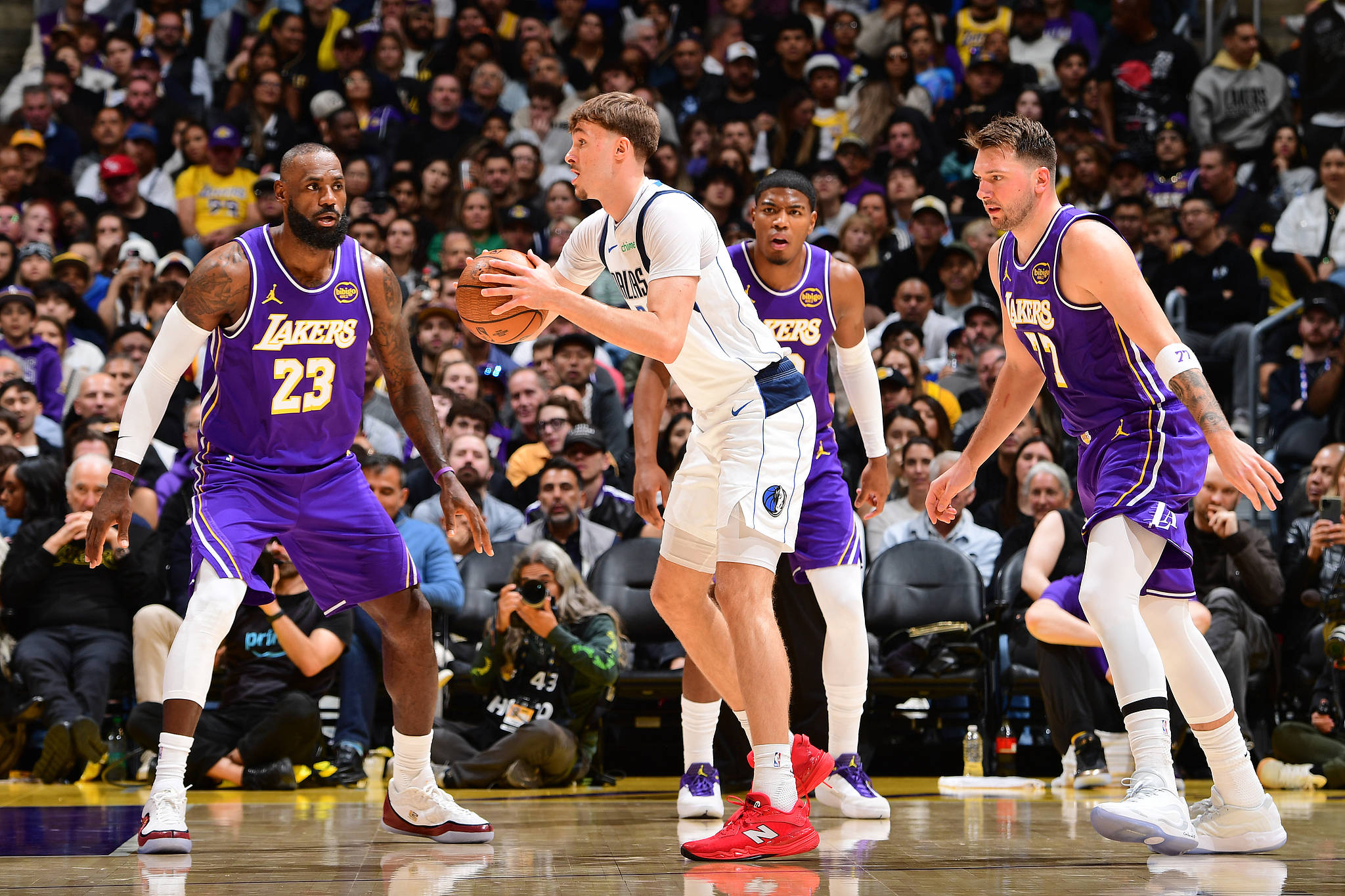 Kaiyun- 詹姆斯在独行侠比赛中出色防守,绝杀引发热议的球员 